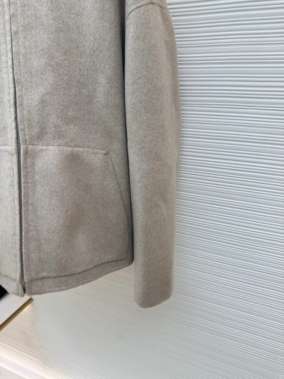 Acne Studios Nordic minimalist style double-sided cashmere jacket ●Authentic product: purchased and developed for 7999 ●Item number: 1680681-C85 ●Material: cashmere fabric ●Technology: solid color distressed production ●Version: fitted version ●Weight: about 1070 grams ●Size: S-M-L ●Description: ACNE Nordic minimalist style double-sided cashmere jacket Original version purchased for 11000 Fabric dyed for 35 days Consistent with YB, different from the market version, the fabric is 90% sheep wool and 10% cashmere. The quality inspection report is acceptable. The zipper uses the original authentic zipper with TALON base. The real antique silver craftsmanship is different from the solid color distressed on the market. It uses Ice Pa lining and customizes the YB consistent collar label. The workmanship details are excellent. The overall wiring is straight and delicate, the fabric is comfortable and soft, and the color is consistent without color difference. It can be matched with the same style to create a fashionable look and control various occasions. Customized accessories, complete with three standards, same style for men and women!